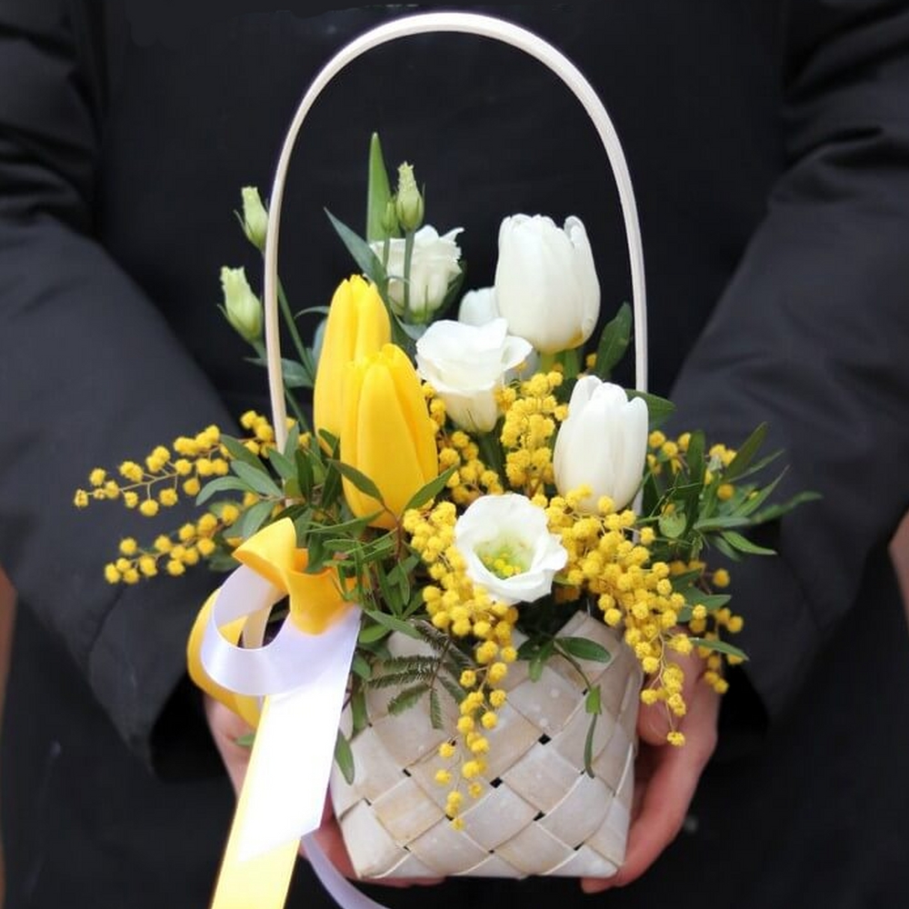 Тюльпаны в оазисе. Композиция с тюльпанами. Креативные букеты из цветов. Тюльпаны с мимозой букет.